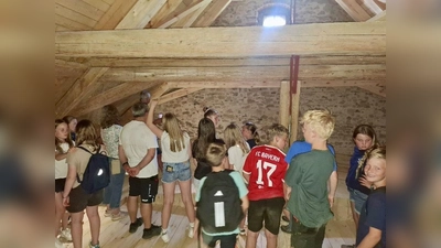 Die Firmlinge auf dem Dachboden der Johannisbergkirche in Freudenberg. (Bild: Martina Dotzler)