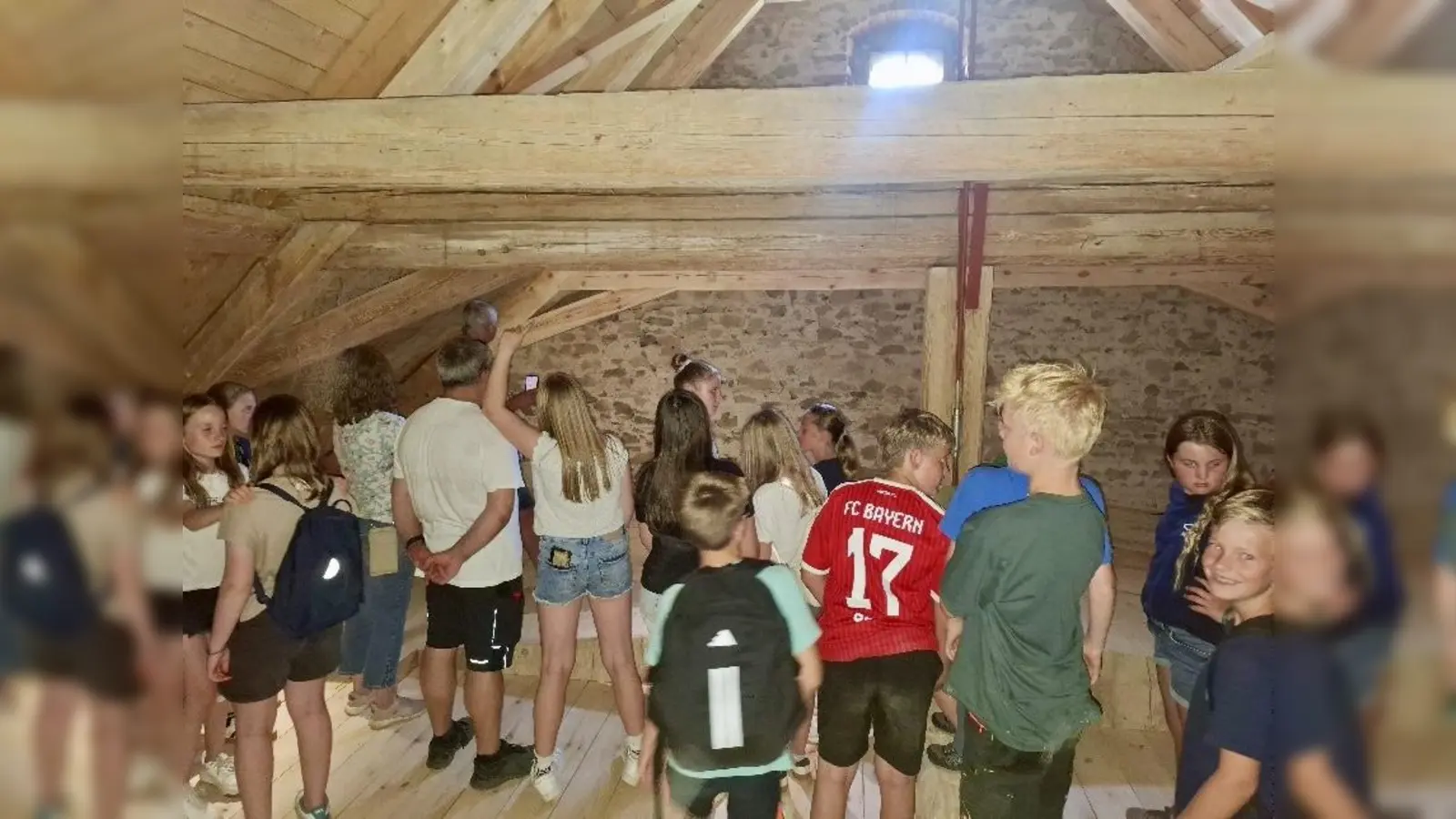 Die Firmlinge auf dem Dachboden der Johannisbergkirche in Freudenberg. (Bild: Martina Dotzler)