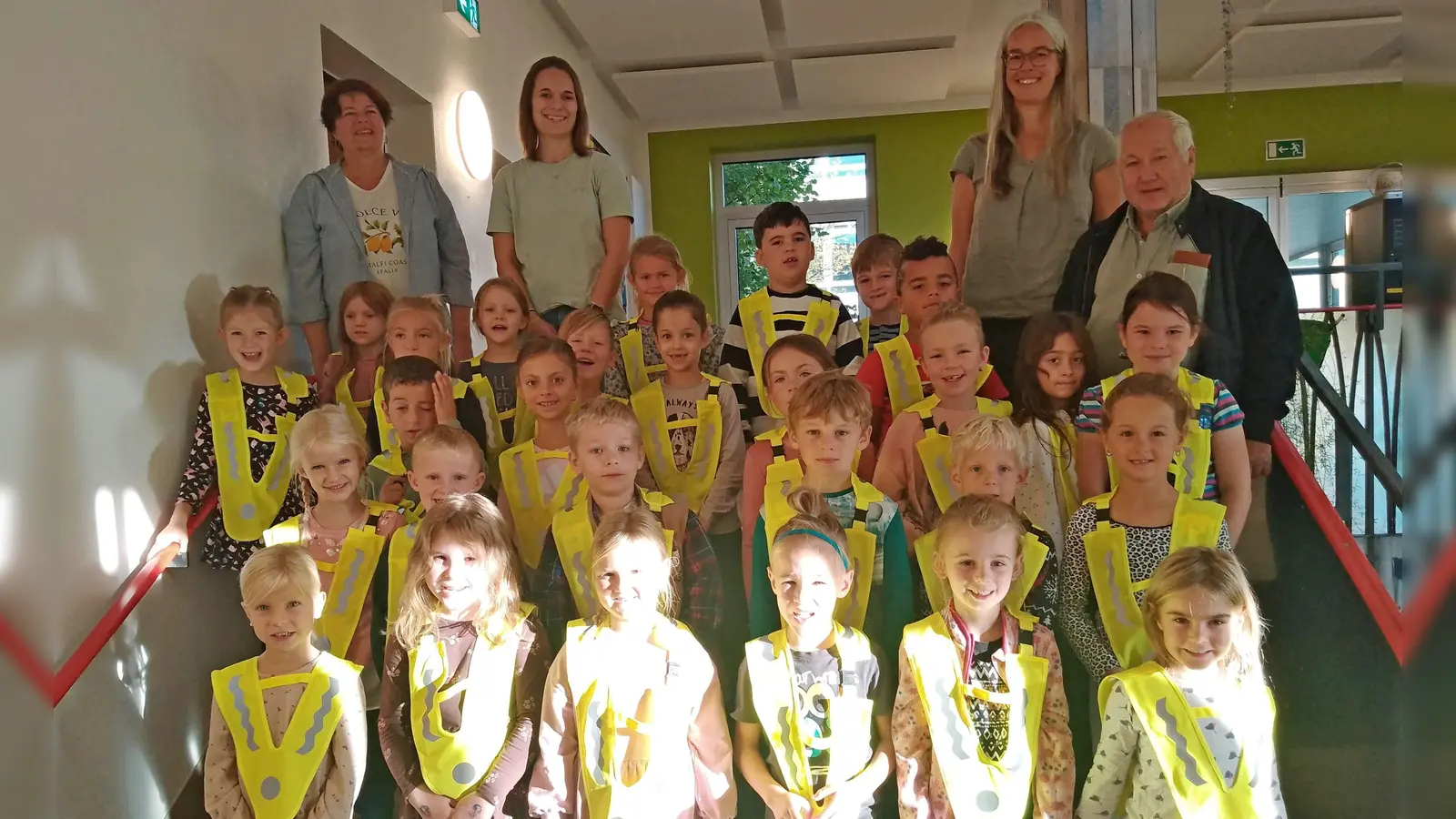 Die Verkehrswacht stattete die ABC-Schützen der Hirschauer Grundschule mit gelb reflektierenden Sicherheitsüberwürfen aus, damit sie auch bei Dunkelheit sicher zur Schule und wieder nach Hause kommen. Hinten von links: Rektorin Birgit Härtl, Lehrerin Veronika Reinstein, Lehrerin Nadine Hofmann und Verkehrswachtvorsitzender Johann Wagner. (Bild: Hubert Ritz)