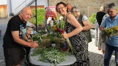 Eine alte Tradition im Caritas-Marienheim: das Kräuterbuschen binden (Bild: Daniela Donhauser)