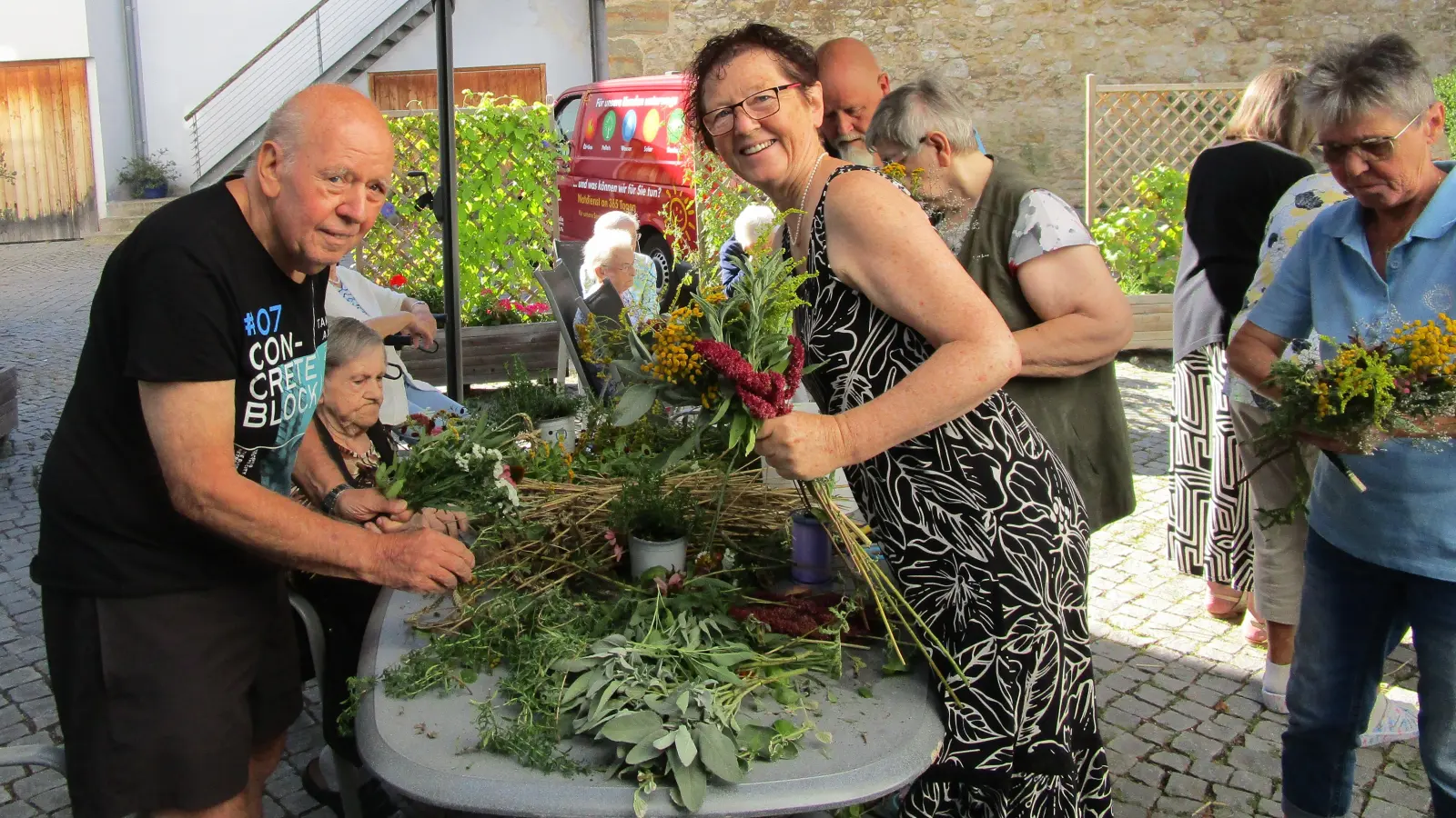 Eine alte Tradition im Caritas-Marienheim: das Kräuterbuschen binden (Bild: Daniela Donhauser)