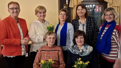 Die Geehrten Mitglieder sitzend von links Maria Vollath und Elisabeth Volkmer. Stehend von links: 2. Bürgermeisterin Maria Sauer, Nicole Meiler, 2. Vorsitzende und Turngruppenleiterin Monika Liebs, Vertreterin der Bezirksvorstandschaft Inge Trottmann und 1. Vorsitzende Brigitte Fütterer. (Bild: Irmgard Forster)