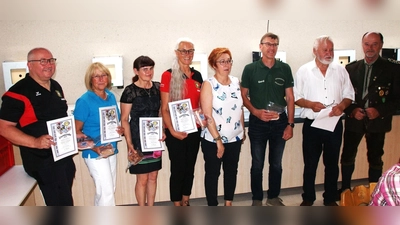 Die Sieger der Ringwertung bei den Senioren I, v..l.: . Joachim Schneider, Anita Himmelhuber, Claudia Schneider, Andrea Schröther, Christine Wedel, Gerd Kölbel, Turnierleiter Pirner, GSM Wendl. (Bild: Peter Domanits )