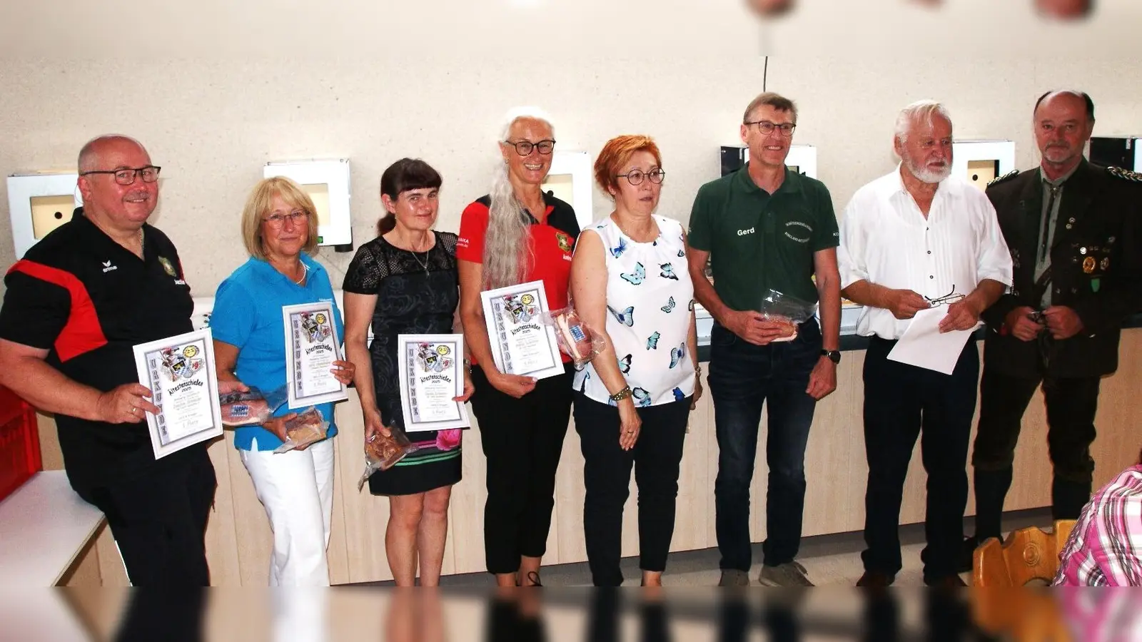 Die Sieger der Ringwertung bei den Senioren I, v..l.: . Joachim Schneider, Anita Himmelhuber, Claudia Schneider, Andrea Schröther, Christine Wedel, Gerd Kölbel, Turnierleiter Pirner, GSM Wendl. (Bild: Peter Domanits )