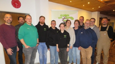 Julian Bäumler (4. von Links) mit der neu gewählten Vorstandschaft des Verein Bonsai. (Bild: Johann Adam)