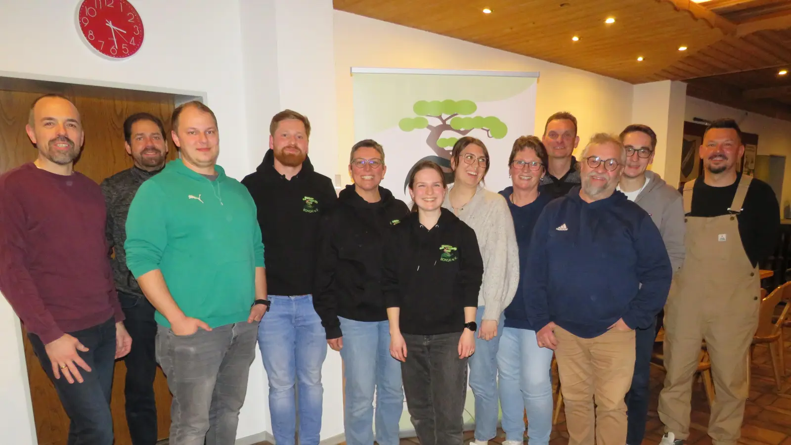 Julian Bäumler (4. von Links) mit der neu gewählten Vorstandschaft des Verein Bonsai. (Bild: Johann Adam)