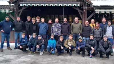 Gruppenfoto der Teilnehmer und eines Teils der Ausbilder (links Herbert Walenta, zweiter von rechts stehend Markus Zepner). (Bild: André Röckl)