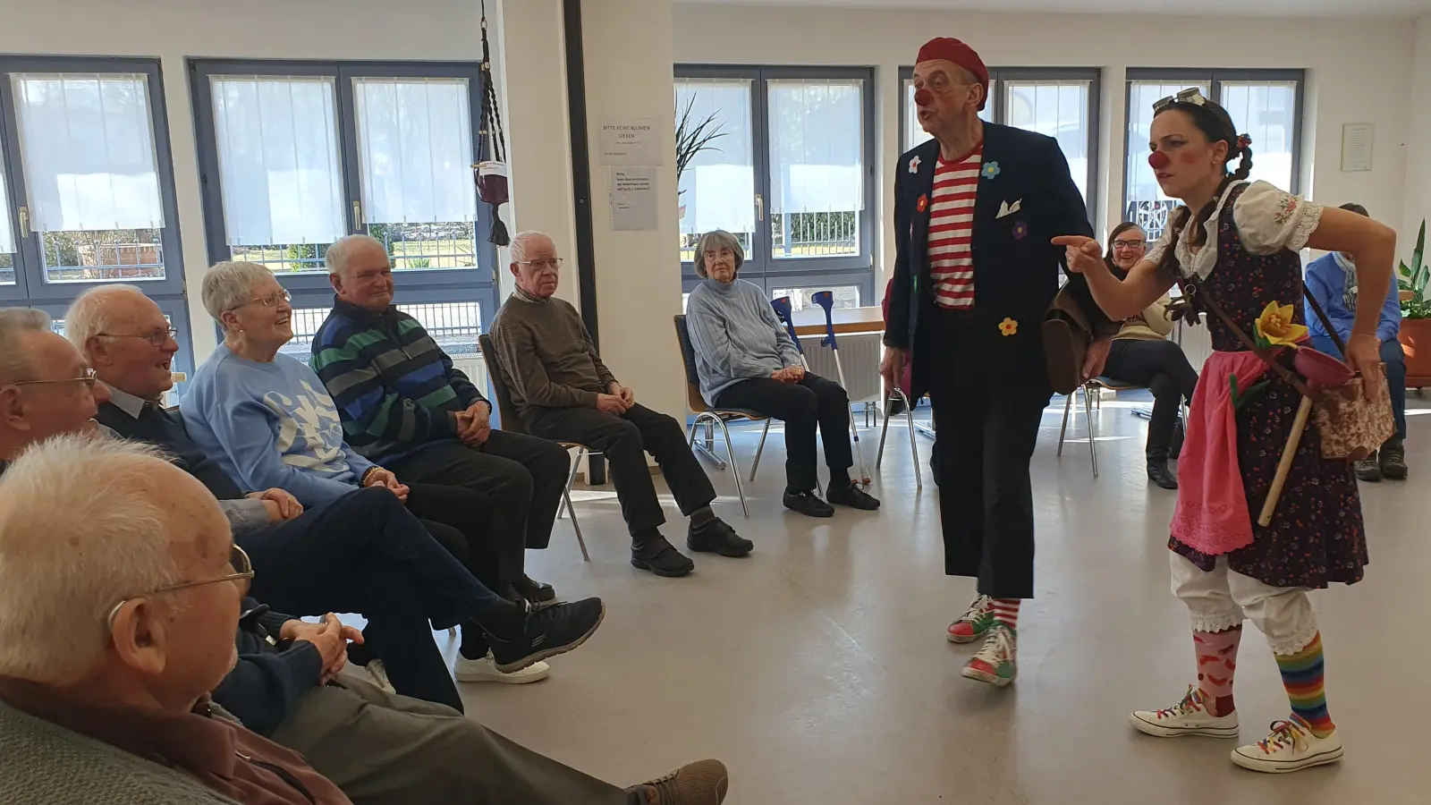 Gute Laune Clowns zu Besuch beim Seniorentreffen „Am Hofgarten” (Bild: Regina Pilhofer )