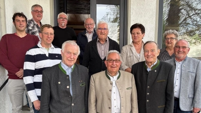 Alois Lukas vom OWV Hauptverein (links) gratulierte dem Vorsitzenden Rudi Bäumler (Bildmitte) zur Wiederwahl. Die Grüße der Stadt Neustadt überbrachte 3. Bürgermeister Heribert Schubert (rechts).  (Bild: Bernhard Knauer)