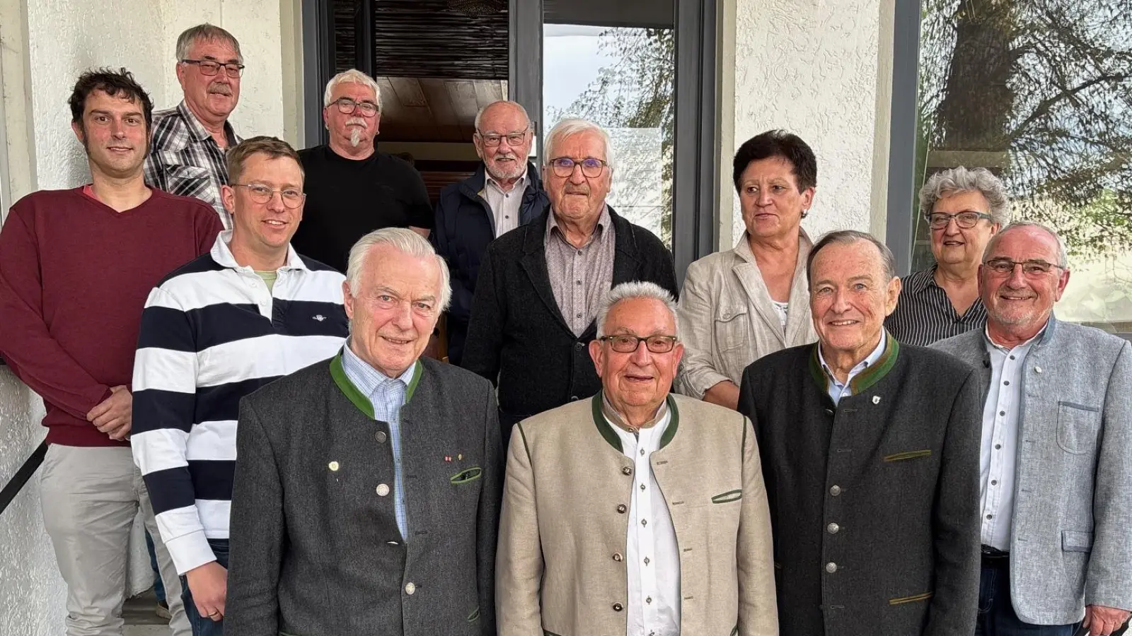 Alois Lukas vom OWV Hauptverein (links) gratulierte dem Vorsitzenden Rudi Bäumler (Bildmitte) zur Wiederwahl. Die Grüße der Stadt Neustadt überbrachte 3. Bürgermeister Heribert Schubert (rechts).  (Bild: Bernhard Knauer)