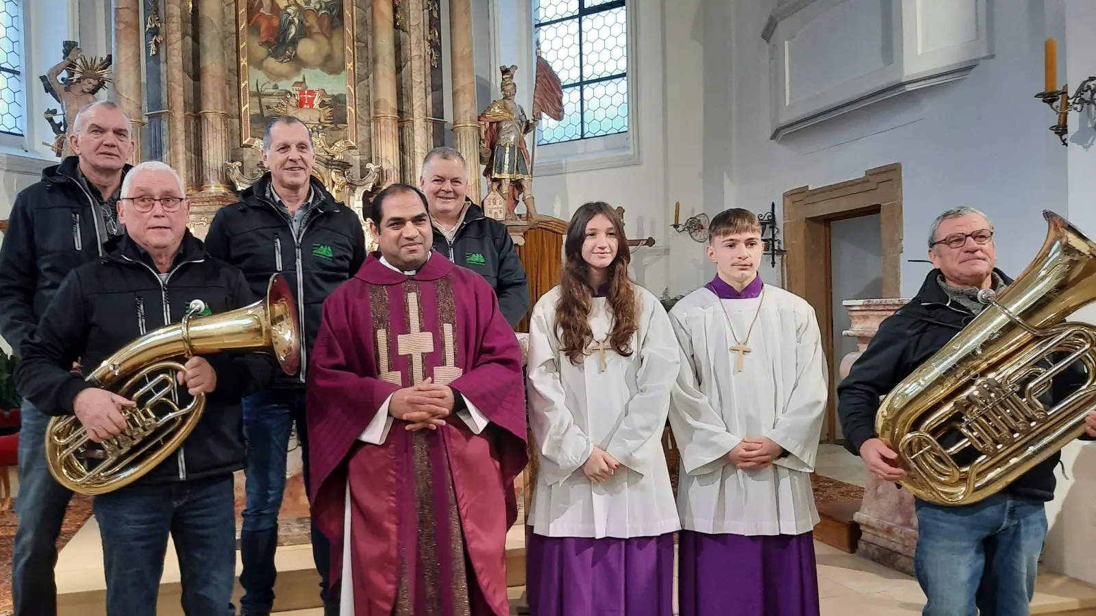 Vilsblech mit Pfarrer Benny und den Ministranten Anna Pamler und Felix Kohl (Bild: Maria Schendzielorz)