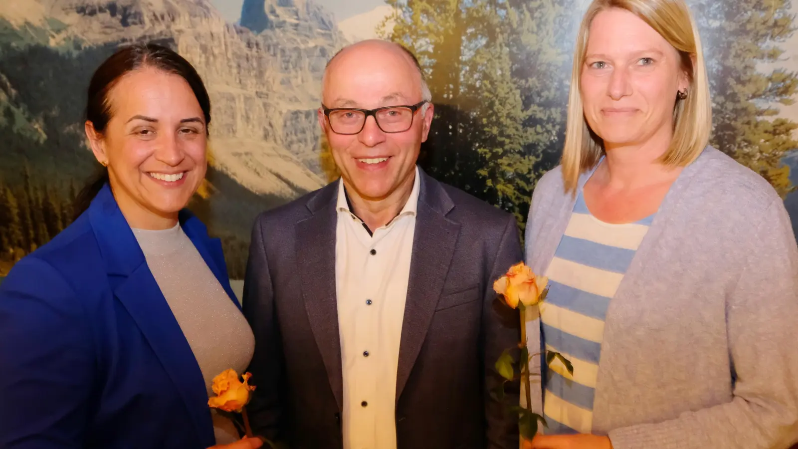 Als Charmeur zeigte sich CSU-Ortsvorsitzender Bürgermeister Albert Nickl. Rosen gab es für das neue Gemeinderats- und CSU-Mitglied Andrea Wiesend (re) und für Referentin Tanja Renner.  (Bild: Robert Dotzauer)
