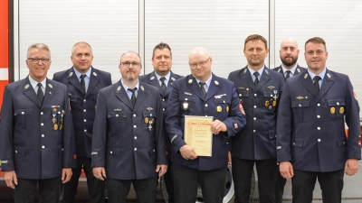 (v.l.n.r): BGM Franz Stahl, Vorstand Markus Mayer, Kommandant Matthias Haulena, stv. Kommandant Thomas Sladky, Ehrenmitglied Frank Altenhofen, stellv. Vorstände Rainer Burkhard und Christian Nickl, stv. Kommandant Michael Schwarz (Bild: Lucas Fenzl)