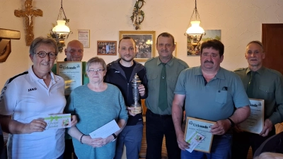 V.l.n.r.: Klaudia Hiebenthal aus Gaisthal, Michael Löpick als Vertreter aus Schönsee, Sieglinde Knott aus Stadlern, Martin Hanauer aus Gaisthal, Schützenmeister Helmut Werner aus Stadlern, Ludwig Prem aus Weiding und 2. Schützenmeister Michael Knott aus Stadlern.  (Bild: Corinna Ebnet)