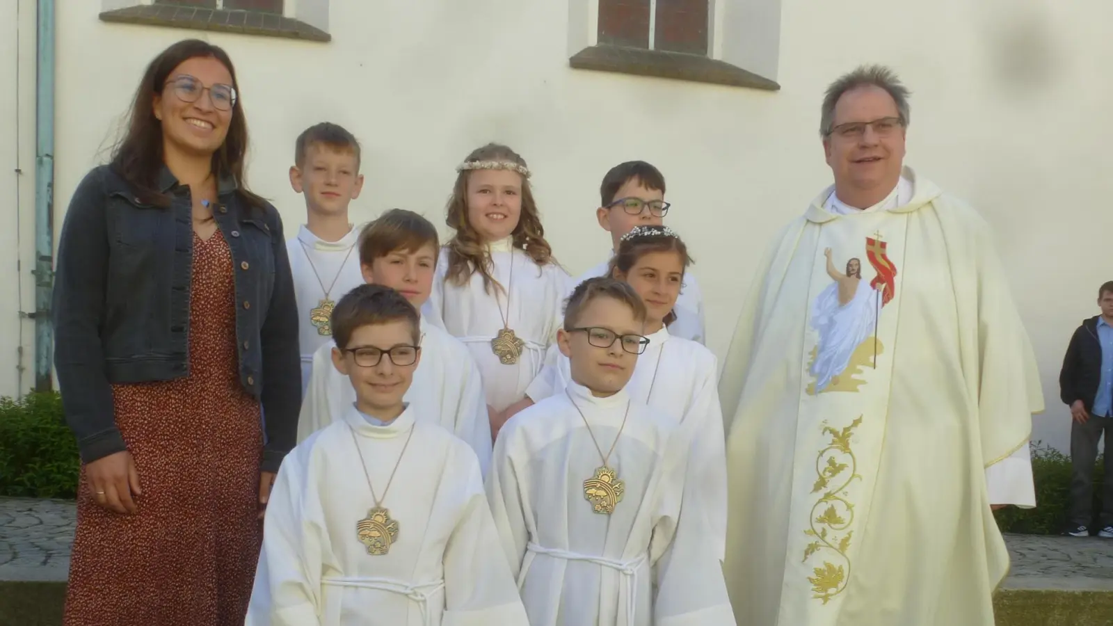 7 Kinder erstmals am Tisch des Herrn. Mit Ihnen freute sich Pfarrer Markus Urban und Klassenlehrerin Laura Brandl.  (Bild: Adolf Mandl)
