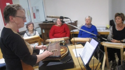 Rita Butz mit ihrer Klangbrettgruppe im Caritas-Marienheim. (Bild: Daniela Donhauser)