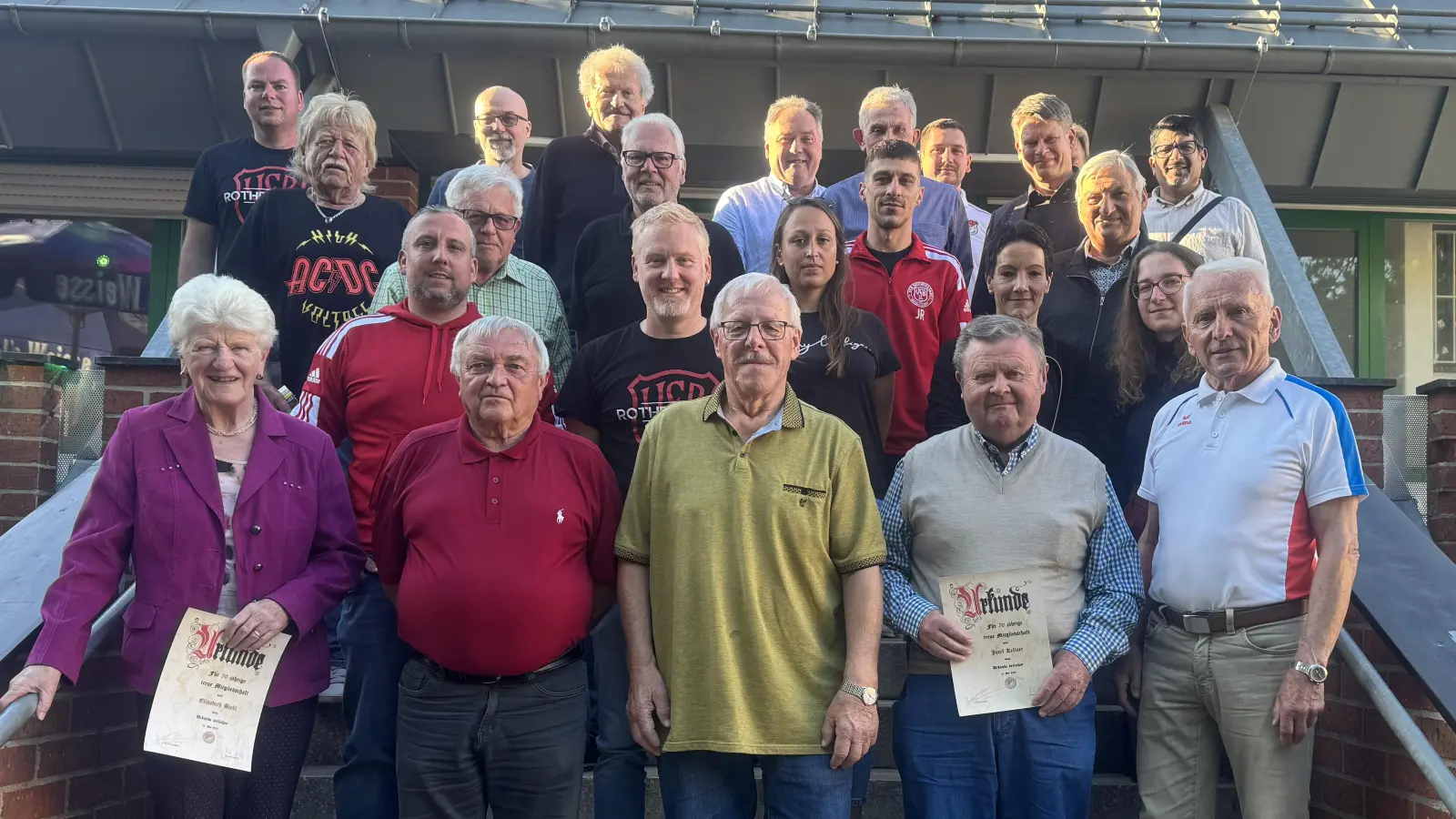 VfB Rothenstadt bestätigt Vorstandschaft und stellt neues Vereinsmotto vor. (Bild: Daniel Troidl)