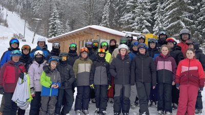 Gruppenbild der 25 Skifahrer der Fichtelnaabtal-Mittelschule Ebnath-Neusorg. (Bild: Alexander Köstler)