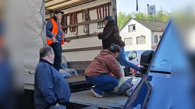 Am Bahnhof Windischeschenbach wurde die Ware vom Sammelfahrzeug in den LKW verladen  (Bild: Gerhard Herrmann)