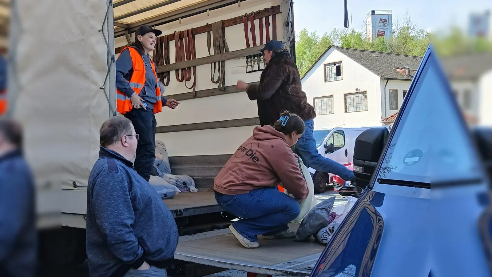Am Bahnhof Windischeschenbach wurde die Ware vom Sammelfahrzeug in den LKW verladen  (Bild: Gerhard Herrmann)