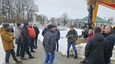 Der SPD-Ortsverein Parkstein bei der Besichtigung der Kläranlage. (Bild: Elke Beßenreuther)