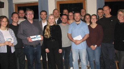 Mit neu gewählter Vorstandschaft geht Constanze Hartwig (Bildmitte) mit der JU Mantel die nächsten zwei Jahre an. CSU-Vorsitzender Christoph Müller (links daneben), MdL Dr. Stephan Oetzinger und Bürgermeister Richard Kammerer (hinter ihr) sagten ihre Unterstützung zu. (Bild: Hans Kneißl)