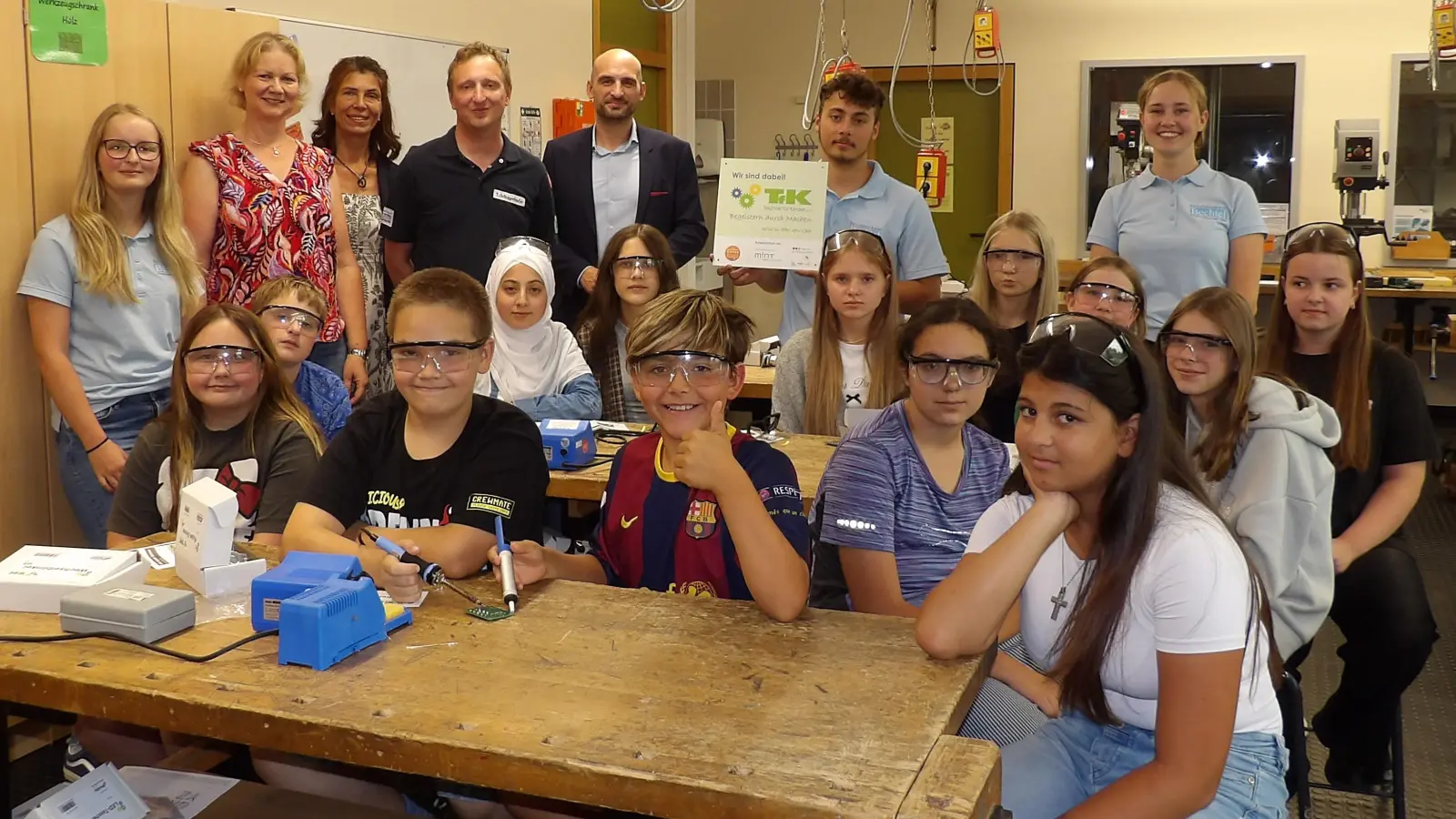 Die teilnehmenden Schüler mit den Tutoren, den Firmenvertretern Herrn Hiller und Herrn Schlagenhaufer von der Privatmolkerei Bechtel, Frau Freudenstein vom Verein „Technik für Kinder” und Frau Lobinger von der Mittelschule Schwarzenfeld. (Bild: Siegfried Seeliger)