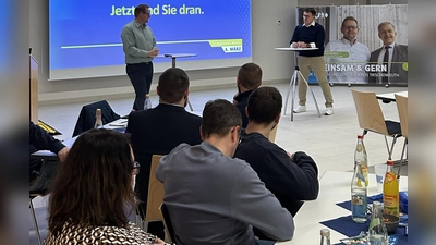 Marco Pscherer (links) und Dietmar Scherer (rechts) im Gespräch zu Fragen der Kulmainer Bürgerinnen und Bürger (Bild: Stefanie Scherer)