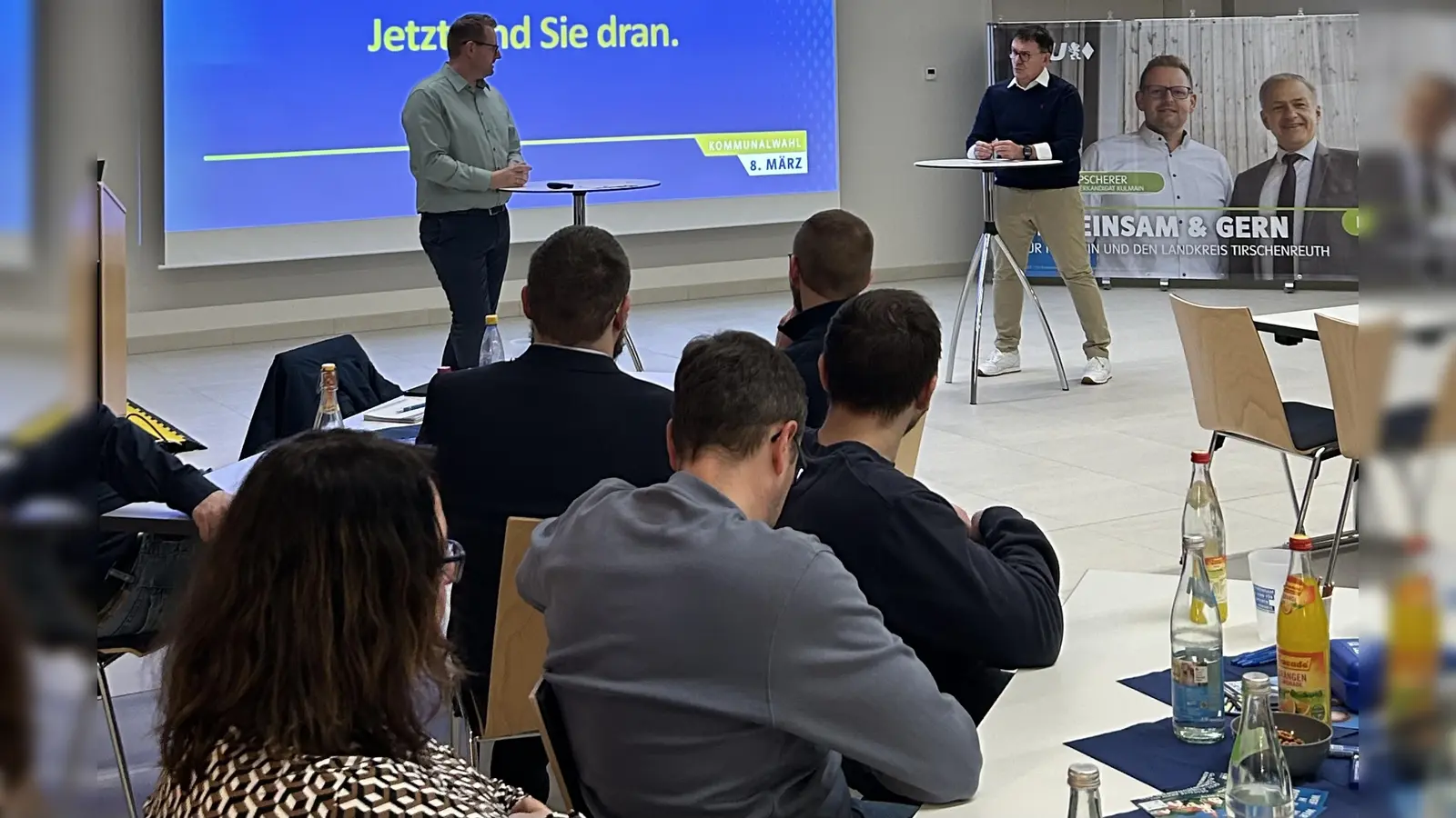 Marco Pscherer (links) und Dietmar Scherer (rechts) im Gespräch zu Fragen der Kulmainer Bürgerinnen und Bürger (Bild: Stefanie Scherer)