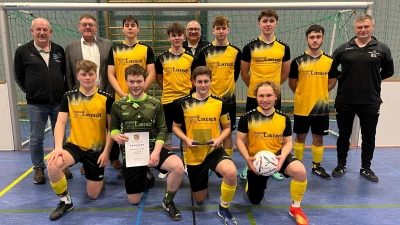 Die erfolgreichen A-Junioren der JFG Obere Vils mit Turnierleiter Klaus Meier, Bürgermeister Hans-Martin Schertl, Robert Graf (Sportförderung LRA) und Trainer Ed Liebenow (von links). (Bild: Stephanie Winter)