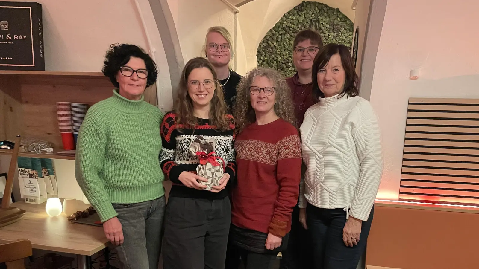 Der Kreisverband Bündnis 90/DIE GRÜNEN veranstaltete zum Thema Orange Days einen Themenabend mit MdL Theresa Eberlein. V.l. Kreisvorsitzende Angelika Masi-Geißner, MdL Theresa Eberlein, Landratskandidatin Elli Wolf, Bürgermeisterkandidatin Yvonne Rösel, Simone Pirner und Gaby Mutzbauer. (Bild: Yvonne Rösel)