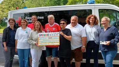 Spendenübergabe des FC Bayern Fanclubs Red Flames Wieau. Von links: Sandra Blohmann, Kathrin Ruhland für den Kita St. Elisabeth Wiesau, Oliver Strum Fc B. Fanclub, Herr Dürnhofer, BRK Bereitschaftsleiter Robert Wolfrum (Bild: Kathrin Ruhland)