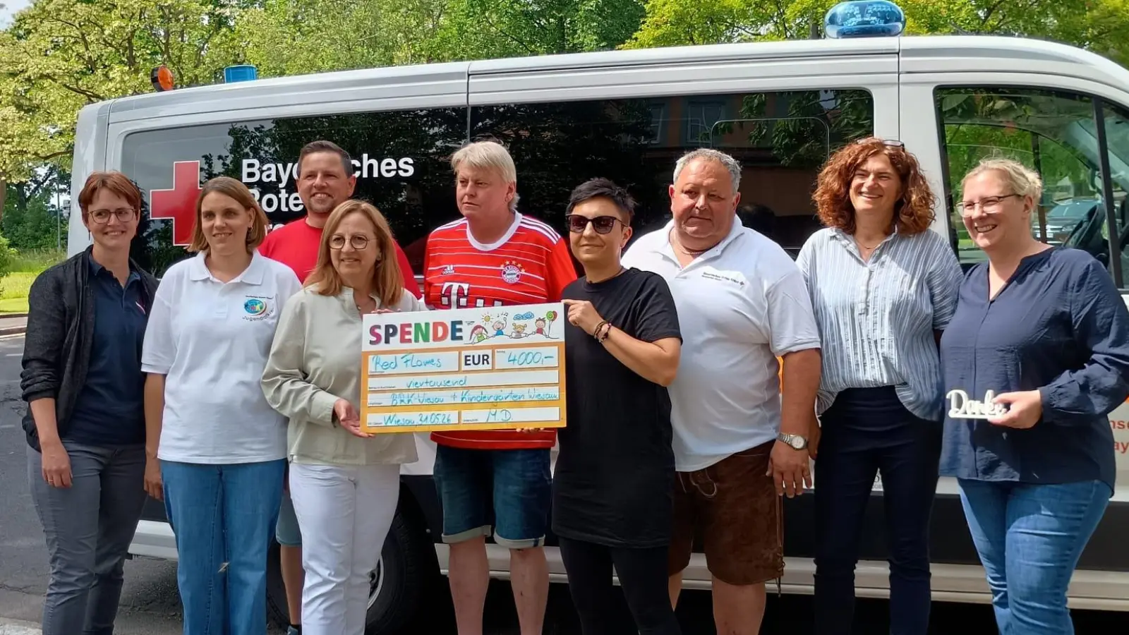 Spendenübergabe des FC Bayern Fanclubs Red Flames Wieau. Von links: Sandra Blohmann, Kathrin Ruhland für den Kita St. Elisabeth Wiesau, Oliver Strum Fc B. Fanclub, Herr Dürnhofer, BRK Bereitschaftsleiter Robert Wolfrum (Bild: Kathrin Ruhland)