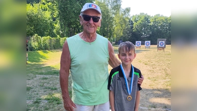 Günter Baumkirchner, 79 Jahre, und Jona Schmauß, 9 Jahre, wurden Landesmeister in ihren jeweiligen Altersklassen in der Sportdisziplin Recurve Bogen im Freien. (Bild: Anna Jakob)