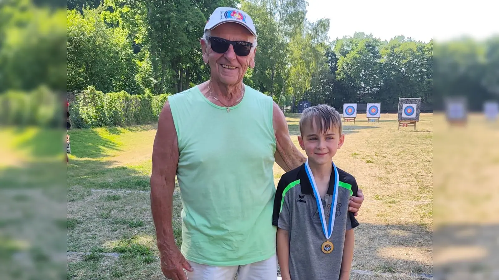 Günter Baumkirchner, 79 Jahre, und Jona Schmauß, 9 Jahre, wurden Landesmeister in ihren jeweiligen Altersklassen in der Sportdisziplin Recurve Bogen im Freien. (Bild: Anna Jakob)