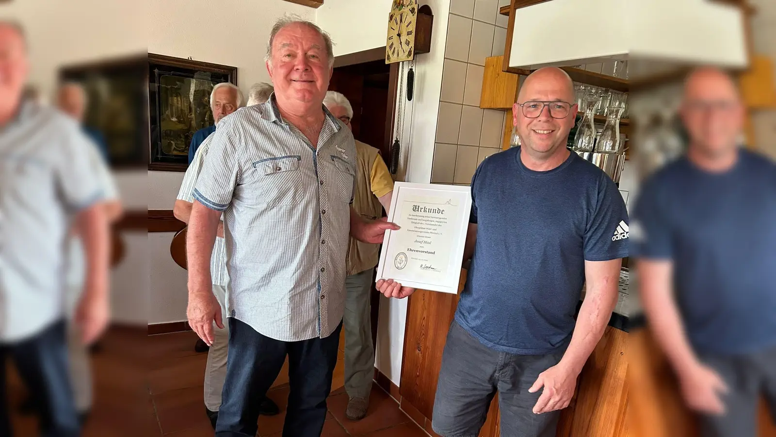 Josef Hösl (links) wird Ehrenvorsitzender des OWV Pfreimd.  (Bild: Sebastian Most)