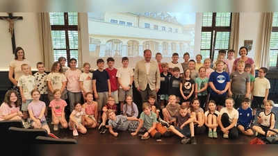 Die Klassen 4a und b mit den Klassleitungen Sabrina Zwerenz und Johanna Reger trafen Landrat Hubert Schicker im Landratsamt. (Bild: Johanna Reger)