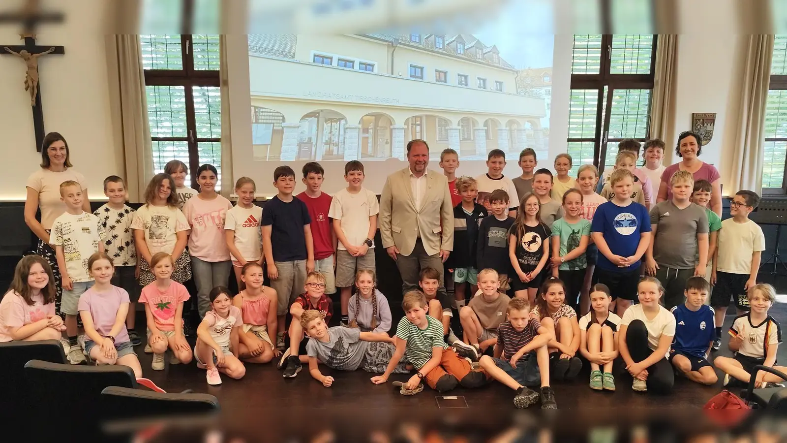 Die Klassen 4a und b mit den Klassleitungen Sabrina Zwerenz und Johanna Reger trafen Landrat Hubert Schicker im Landratsamt. (Bild: Johanna Reger)