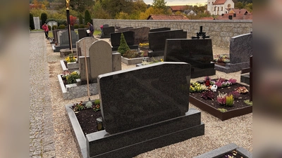 In einer Gemeinschaftsaktion wurden am vergangenen Wochenende im Unterauerbacher Friedhof die Vorbereitungen für Allerheiligen getroffen. (Bild: Franz Grabinger)