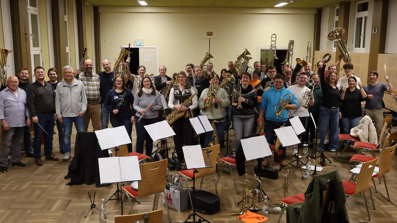 Organisator Joseph Ferstl, stellvertretender Bezirksdirigent Markus Held und Anton Lottner, der langjährige Leiter des Musikwochenendes (vorne, v. l.), mit den gut gelaunten Teilnehmern. (Bild: Lothar Prechtl)