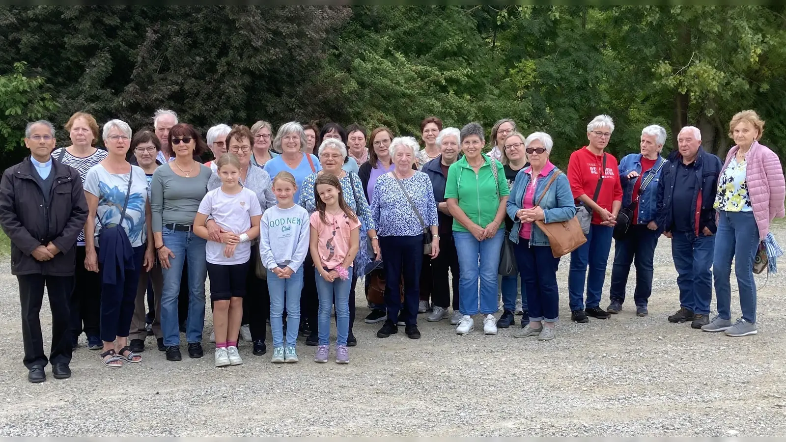 Teilnehmer der Pfarrwallfahrt Parkstein-Kirchendemenreuth mit Pfarrer Pater James Mudakodil (Bild: Angela Bösl )