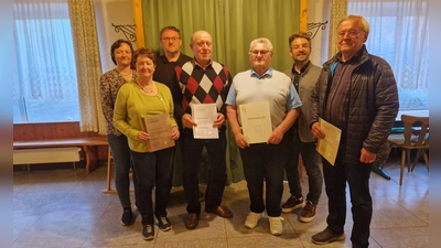 Unser Bild zeigt von links Namen von links Manuela Pappenberger, Martina Fröhler, Bernhard Gleißner, Emmeran Bächer, Albert Schuller, Michael Dutz, Manfred Riedel. (Bild: Franziska Amschl)