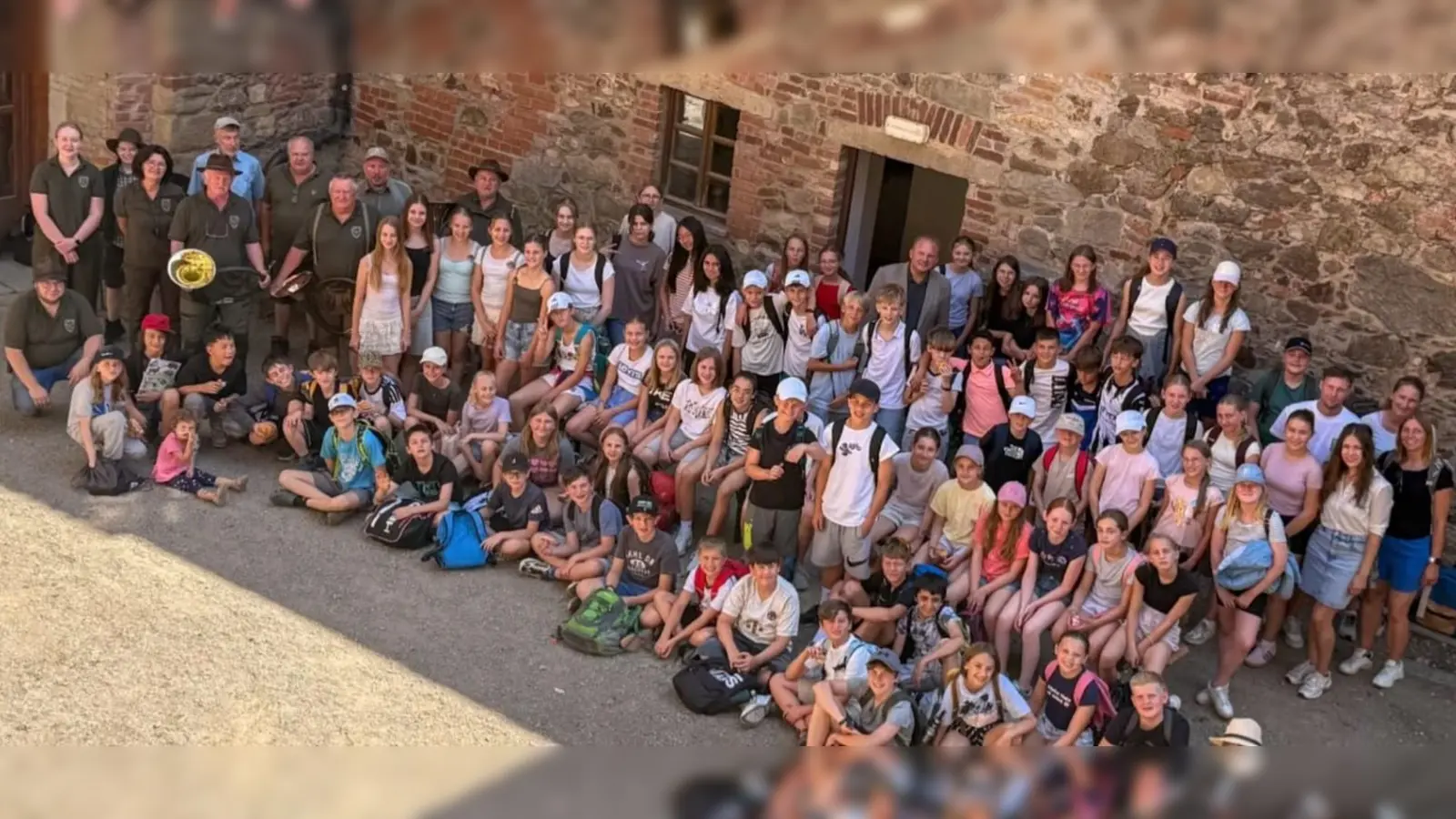 AGW Schüler im Schlosshof Burgtreswitz. (Bild: Christin Thumann)