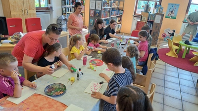 Kinder beim Bemalen der Holzplatten (Bild: Pamela Wünsche)