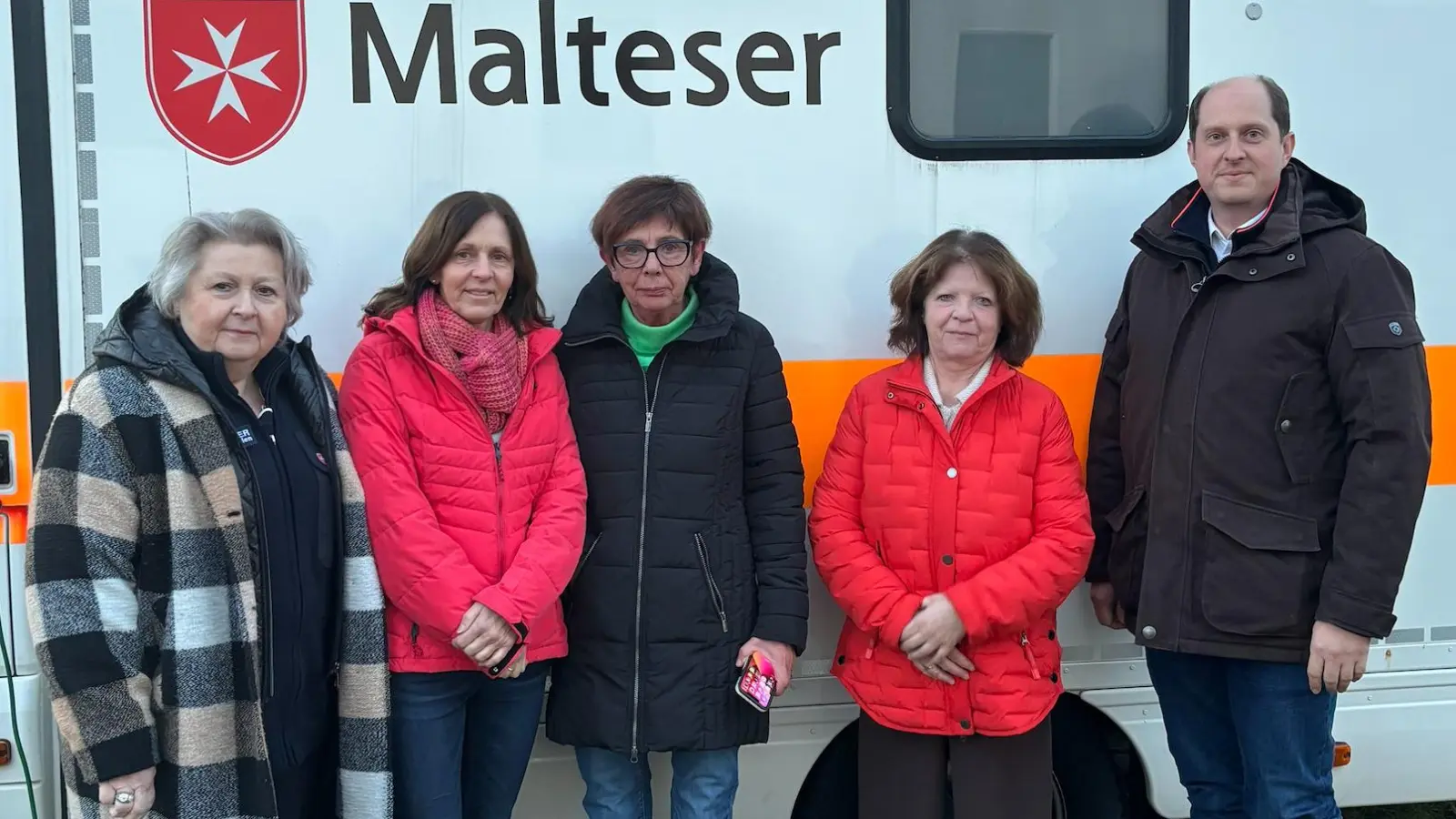 Drei Vertreterinnen der Frauengruppe Döllnitz übergeben die Spende für den Herzenswunschkrankenwagen an die Ortsbeauftrage der Malteser Barbara Faltenbacher. (Bild: Michaela Bösl-Assion)