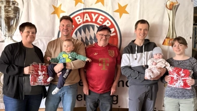 Die neuen Mitglieder mit ihren Eltern: Von links nach rechts: Simone und Thomas Jelsch mit Sohn Noah, Johannes Koller, Sprecher der Vorstandschaft, Maximilian und Christina Högl mit Tochter Sophia.  (Bild: Johannes Koller)