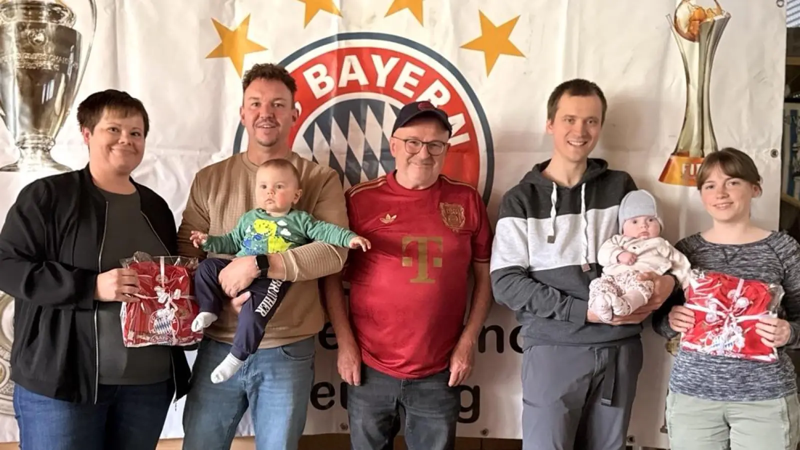 Die neuen Mitglieder mit ihren Eltern: Von links nach rechts: Simone und Thomas Jelsch mit Sohn Noah, Johannes Koller, Sprecher der Vorstandschaft, Maximilian und Christina Högl mit Tochter Sophia.  (Bild: Johannes Koller)