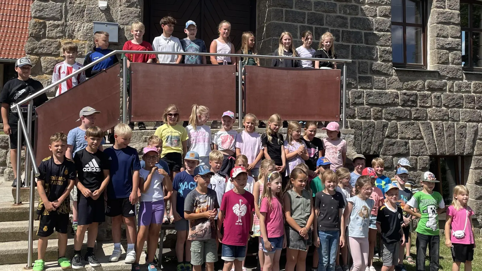 Mit einem Lied eröffneten die Kinder das Schulfest (Bild: Gerhard Steiner)