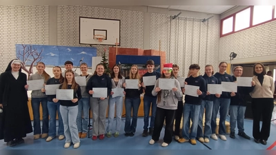 Rektorin Sr. Ancilla (links) und Lehrerin Greta Gareis (rechts) mit den 19 Französischschülern. (Bild: Heidi Kurz)