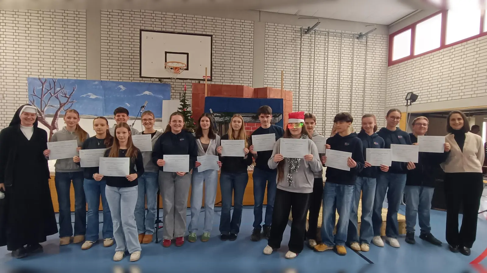 Rektorin Sr. Ancilla (links) und Lehrerin Greta Gareis (rechts) mit den 19 Französischschülern. (Bild: Heidi Kurz)